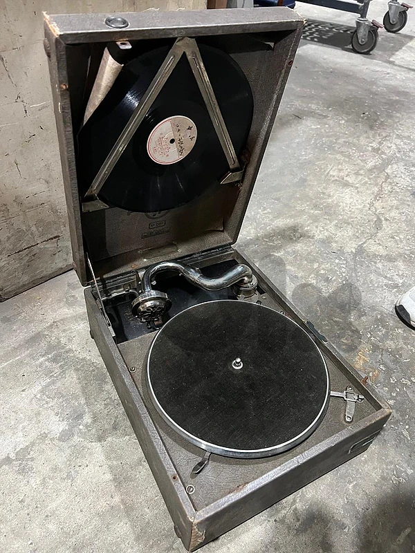 antique phonograph works as well فونوغراف انتيك خارق النضافة ولا اروع