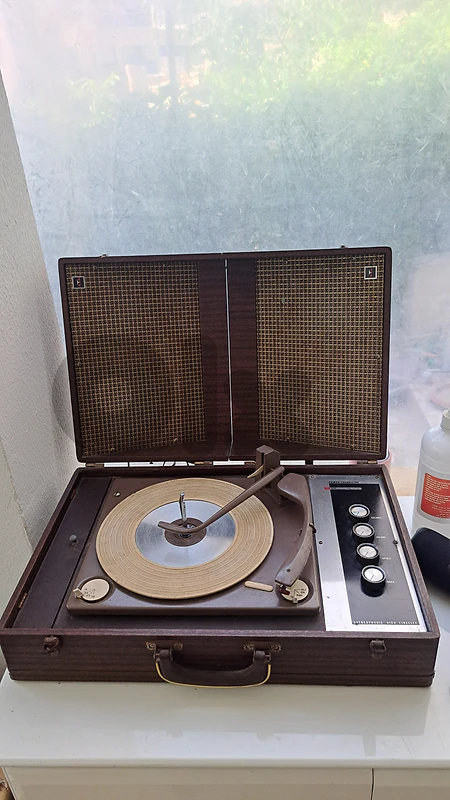 Vintage Bulova 4-Speed Record Player