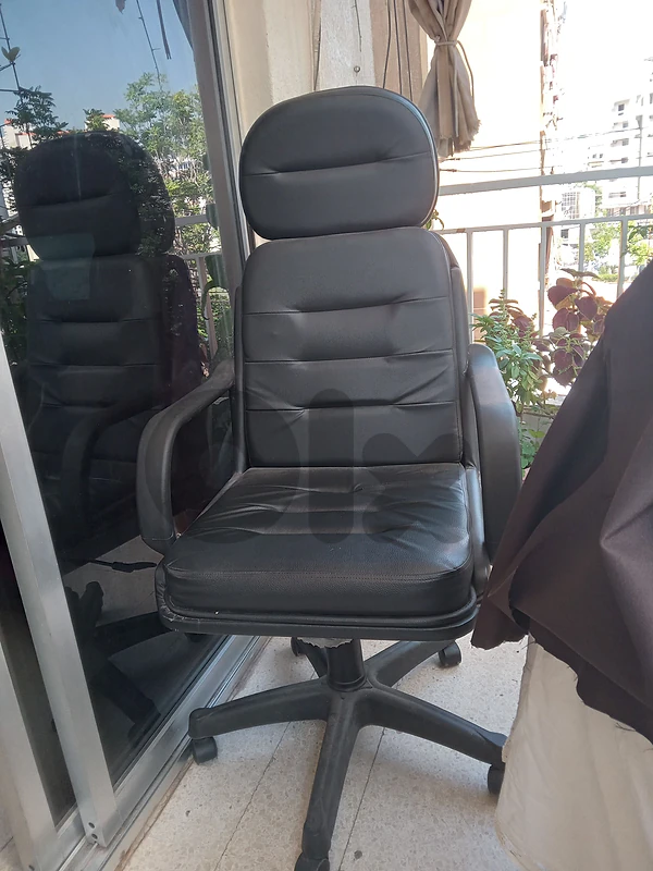 office chair and desc