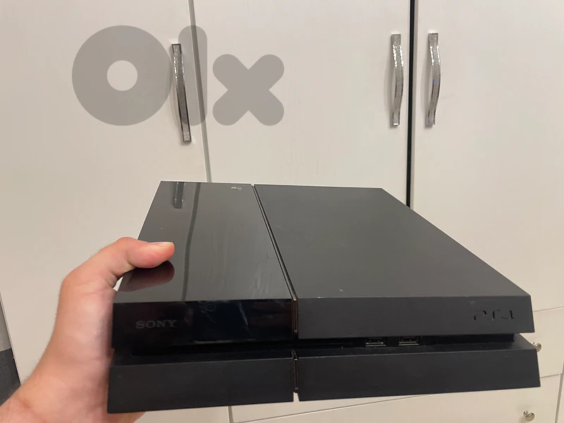 ps4 with 8 games + 1 controller