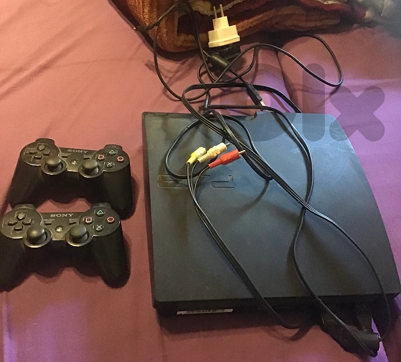 PS3 (Very clean)+ 2 Controllers (original)