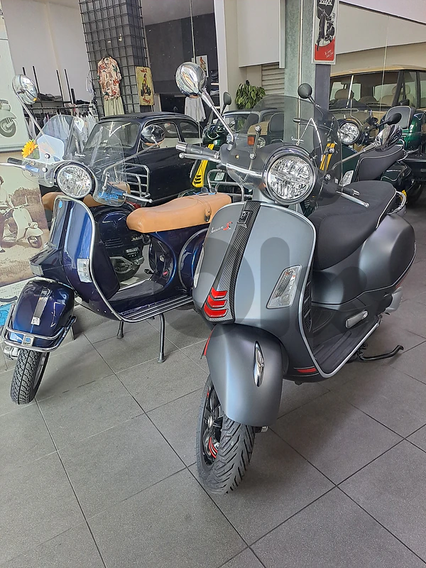 Italian Vespa 300 GTS Super Sport 2022