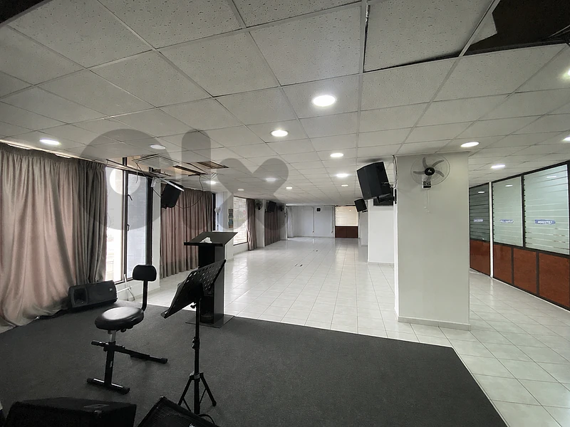 Spacious Showroom for rent in Jdeideh صالة عرض واسعة للإيجار