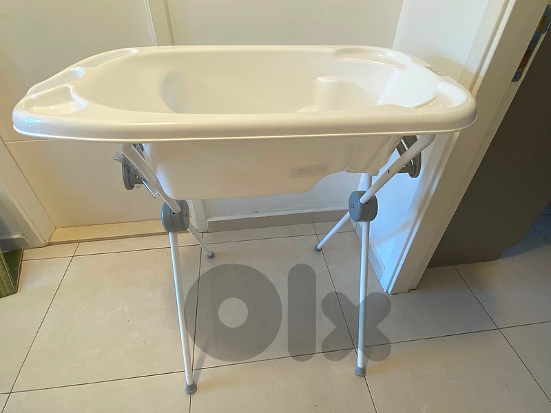 Bathtub and changing mat for sale