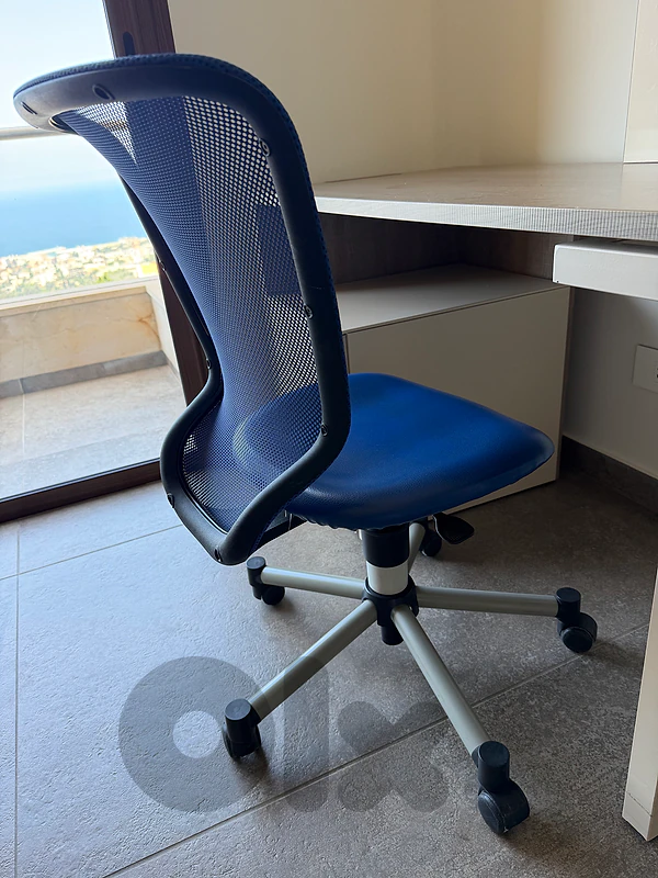 Set of 2 Modern Rolling Office Chairs(4 chairs) – Great Condition