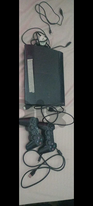 ps3 with two controrls and cables قابل التفاوض