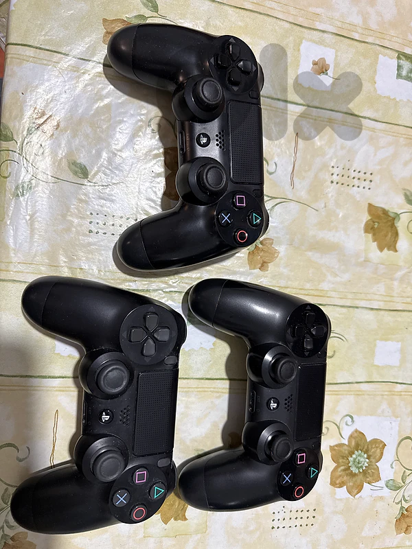 3 PS4 OEM controllers for parts Kaser ota3 lal ghyar