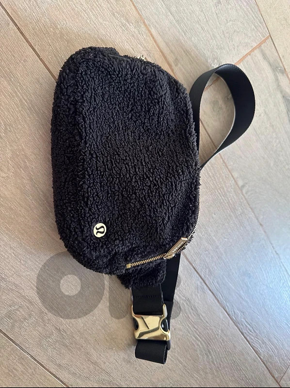 Lululemon limitred edition sherpa fleece  belt bag