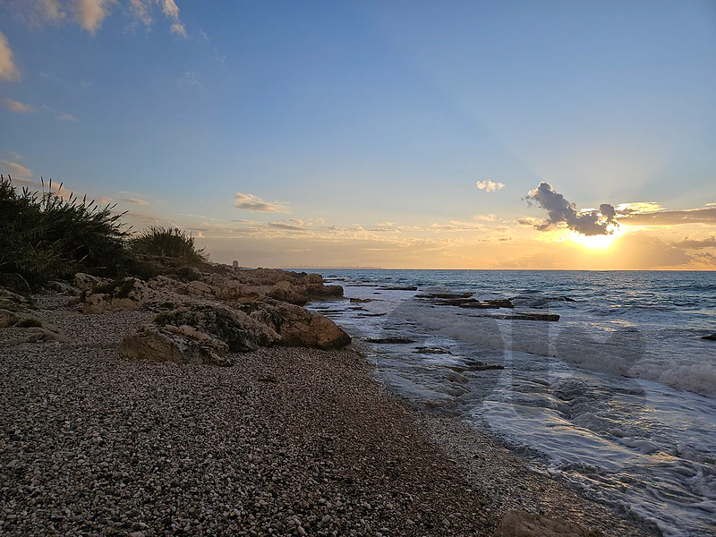 ارض على شاطيء البحر Beachfront Land