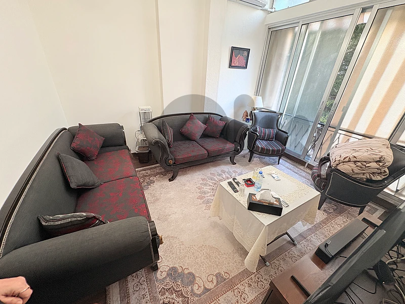 living room غرفة جلوس كرسيين و كنبايتين كبار جدا مرتب بحالة جيدة