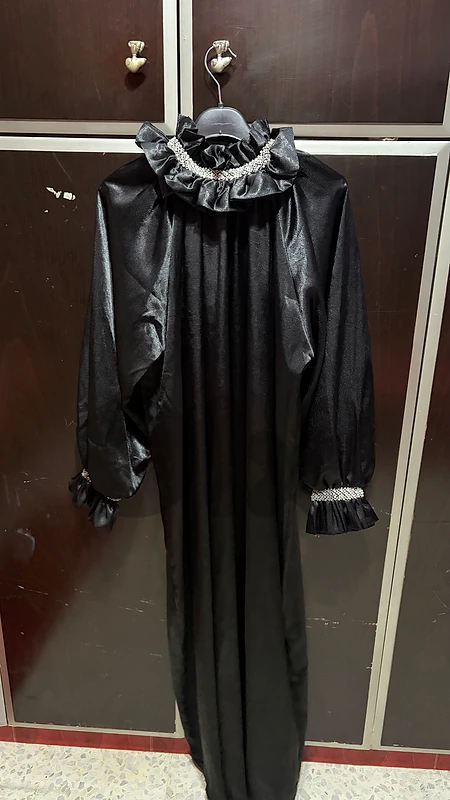 black dress (satin/new)
