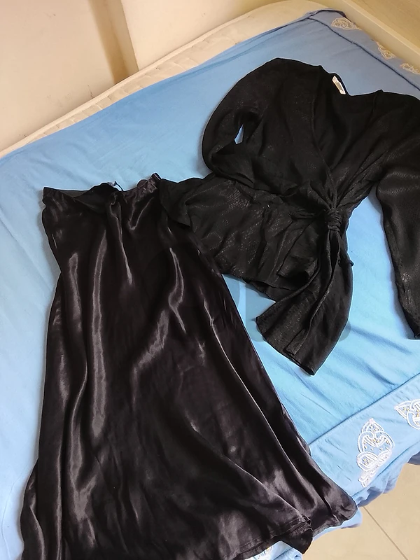 طقم اسود تنورة وكنزه