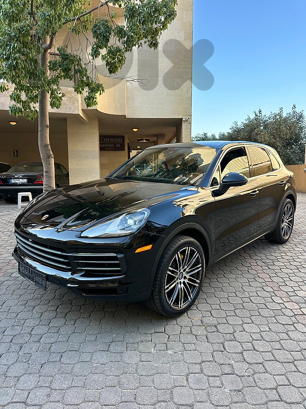 Porsche Cayenne 2019 black on black (clean carfax)