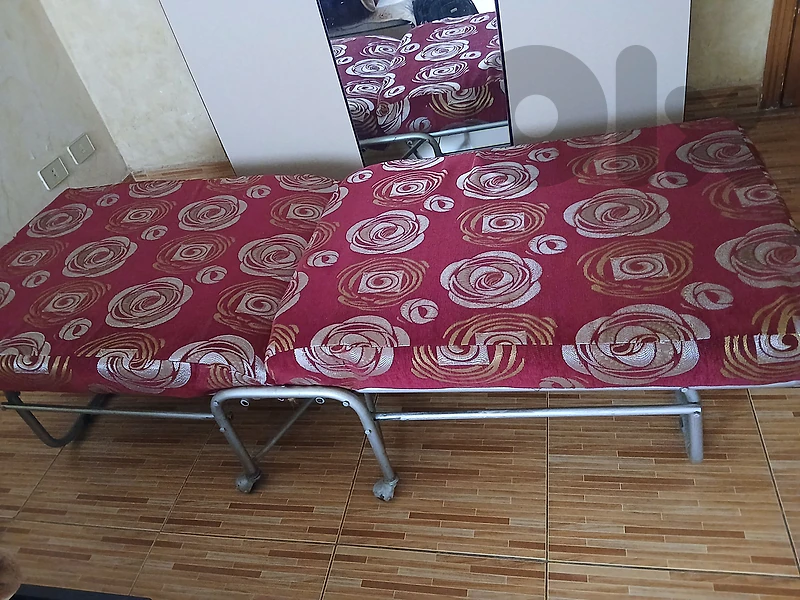 سرير متنقل شبه جديد