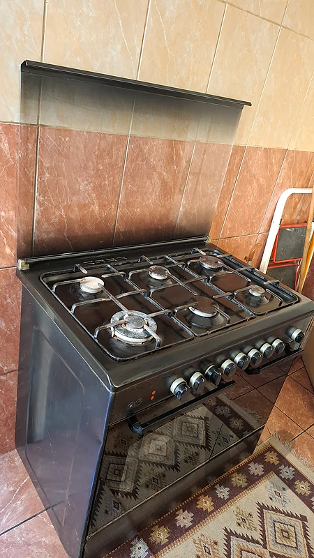 فرن غاز إيطالي 6 عيون أسود حالة جيدة