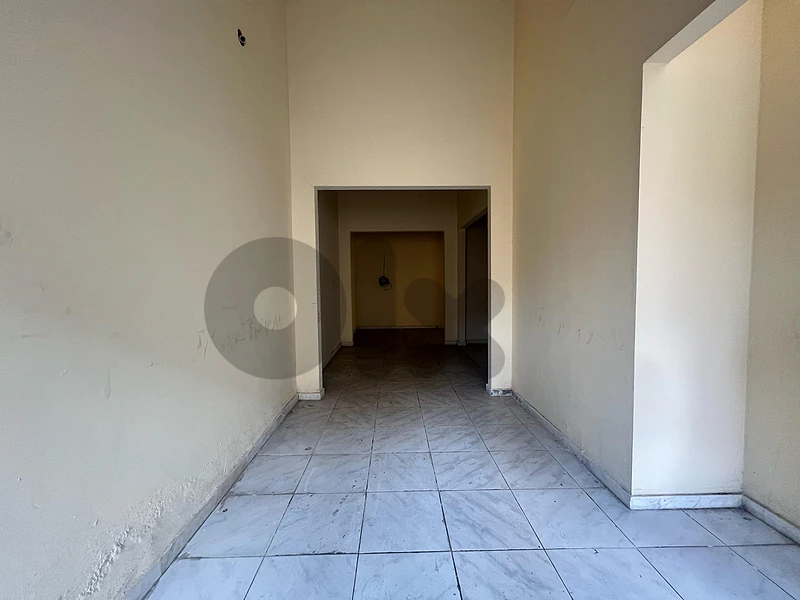 Showroom For Sale in Hamraصالة عرض للبيع في الحمرا