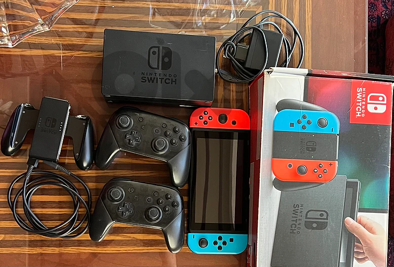 Nintendo Switch V1 (Hackable) – Complete Set + 2 Pro Controllers