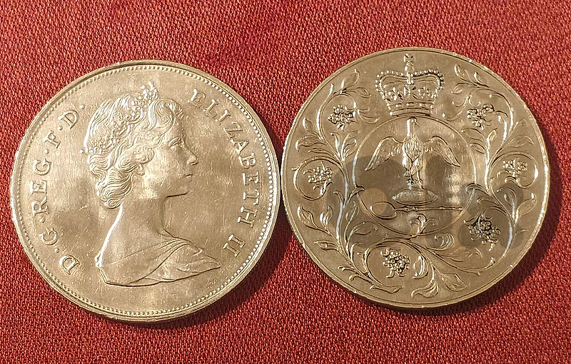 77 Silver Jubilee & 81 Royal Wed Crown طقم  كراون بريطانيتين تذكاريتين
