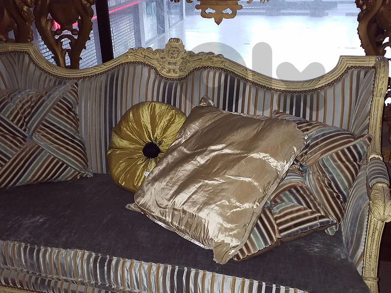 Luxury Classic Salon Sofa
