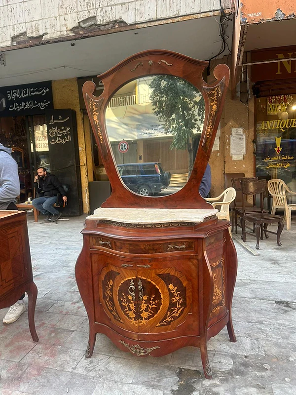 Antique bahu salon with miroir