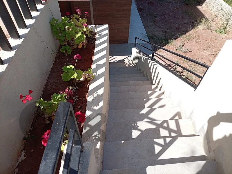 Brand new apartment for sale in Jouret el Balloutشقة للبيع في جورة الب