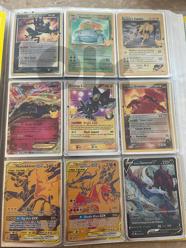 Huge card collection (Pokemon/Football