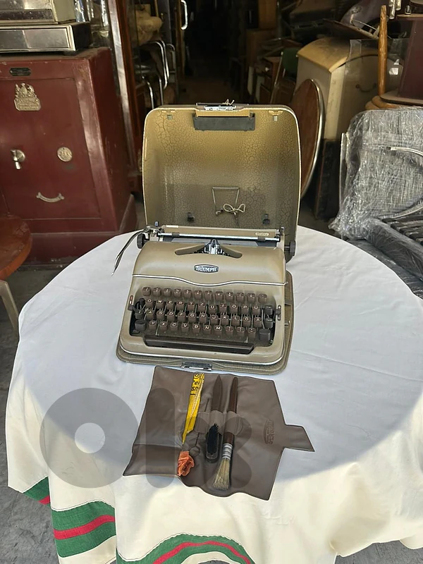 triumph type writer dactilo 1960's verry good condition