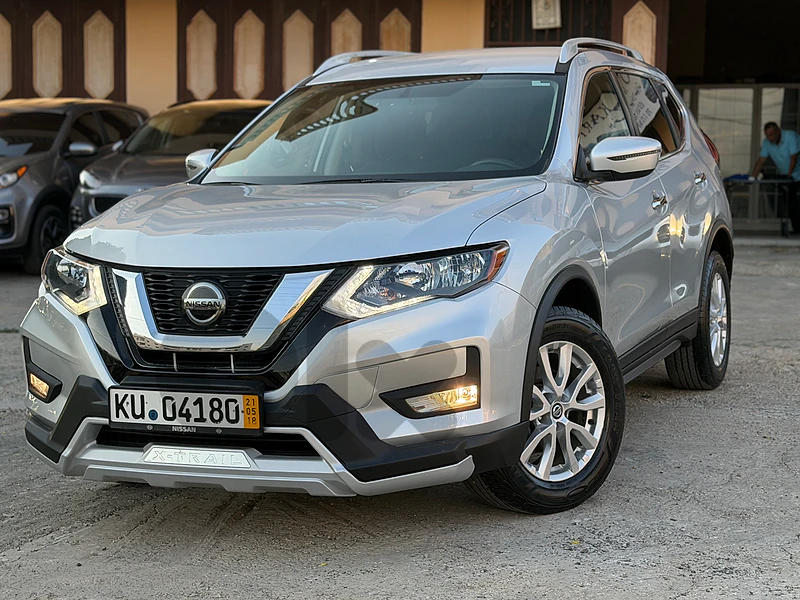 Nissan Rogue model 2018 SV 4wd 70000 miles super clean