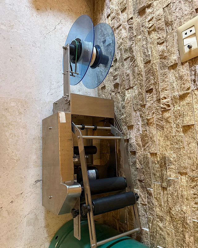 label roll rewinding machine