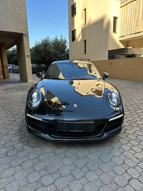Porsche Carrera GTS 2018 black on red Porsche Carrera GTS 2018 black on red