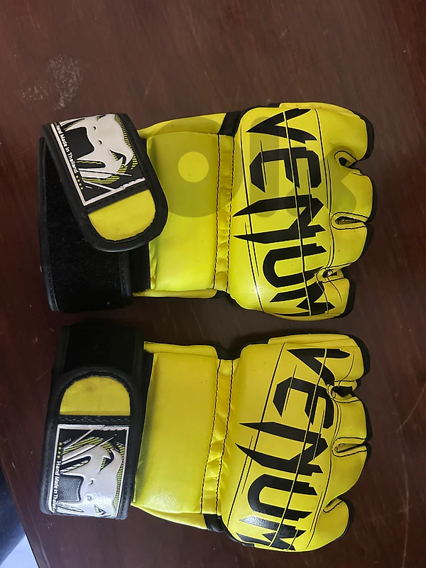 Venom gloves