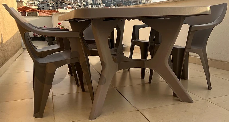 Table + 5 chaises