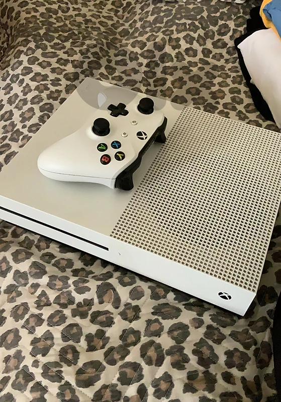XBOX one S 500gb with original controller
