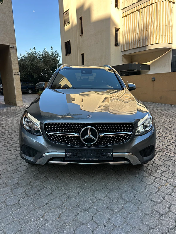 Mercedes GLC 300 4matic 2019 gray on black (clean carfax-74000 miles)