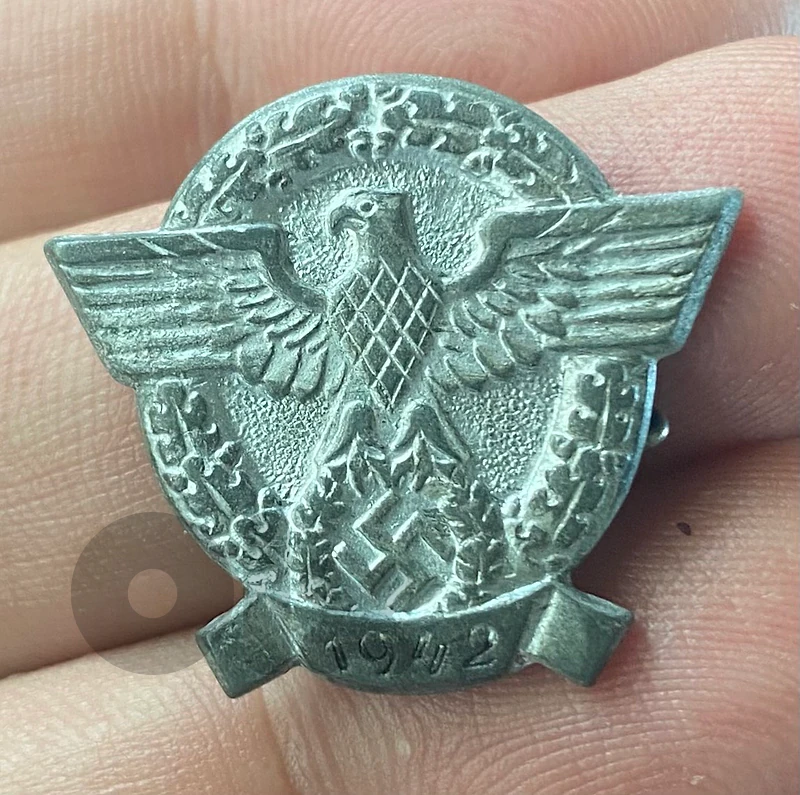نيشان عسكري نازي الشرطة الالمانية ١٩٤٢ مصنوع من الزنك مطلي فضة Nazi