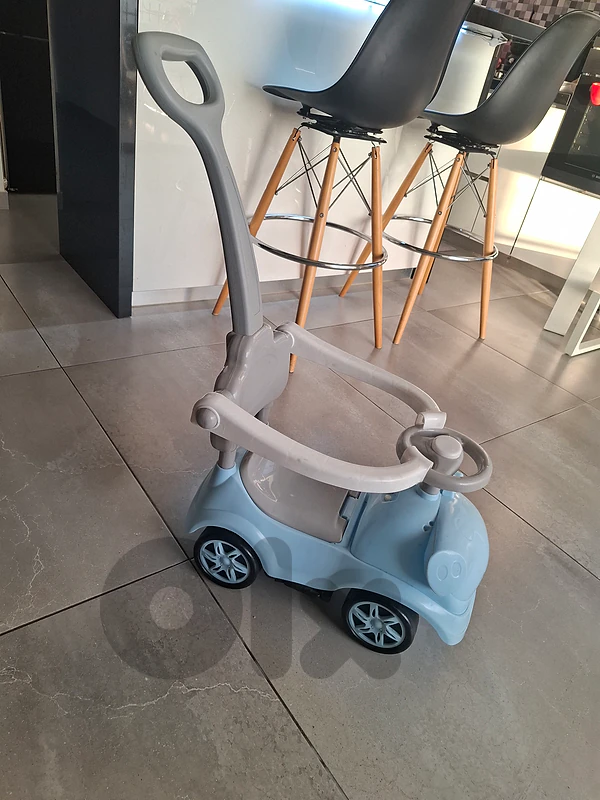 Blue peppa pig car
