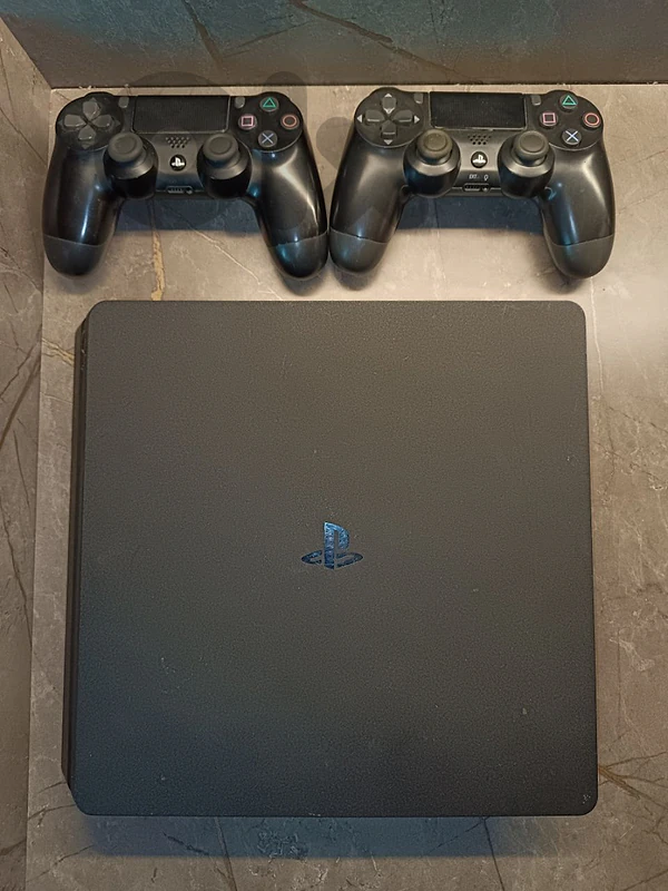 Playstation 4 slim