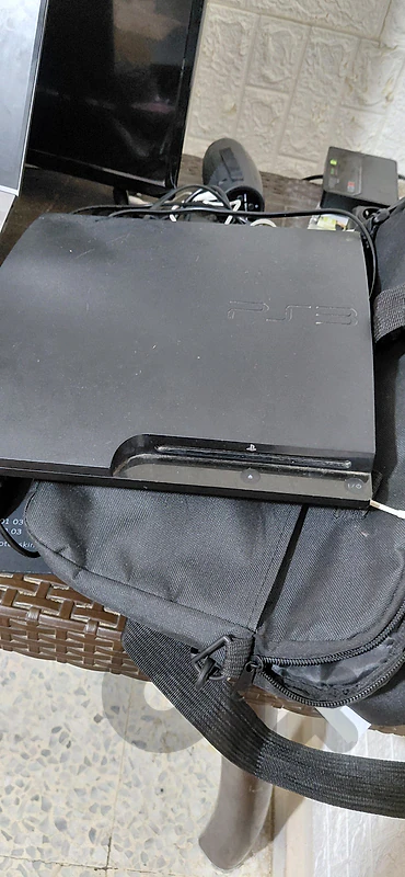 ps3 ,مع غراضها شغاله فيها العاب