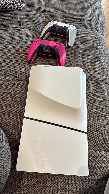 ps5 slim 1 tb barely used with two orginal controllers and fifa 25