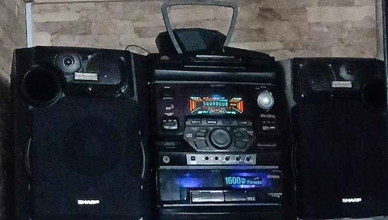 stereo sharp in excellent condition stereo sharp in excellent condition