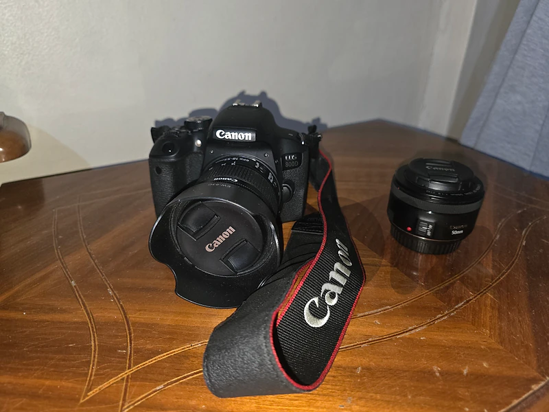 Canon 800d + kit lens + 50 mm f/1.8