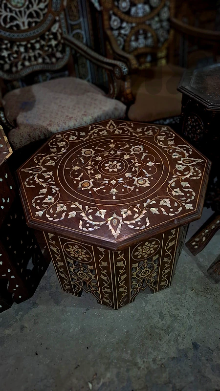 طاولة "المُشجّر" الأثريّة : أصالة البيت العربي ونقاء الصدف الملكي
