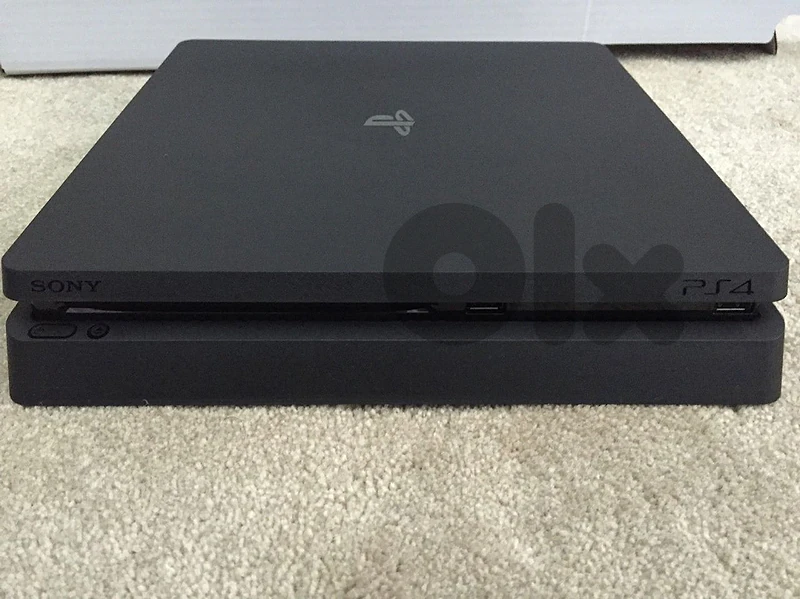 PS4 SLIM USED 500GB AND 8 GAMES BUNDLE
