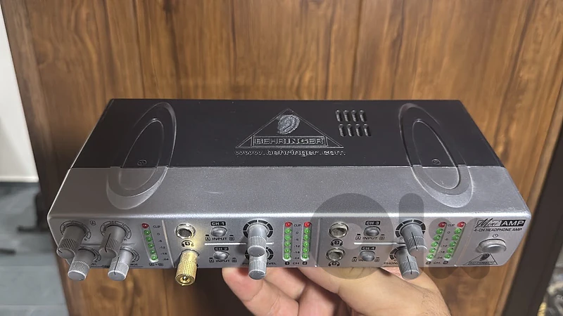 Behringer MiniAMP AMP800 4-Channel Stereo Headphone Amplifier Behringer MiniAMP AMP800 4-Channel Stereo Headphone Amplifier