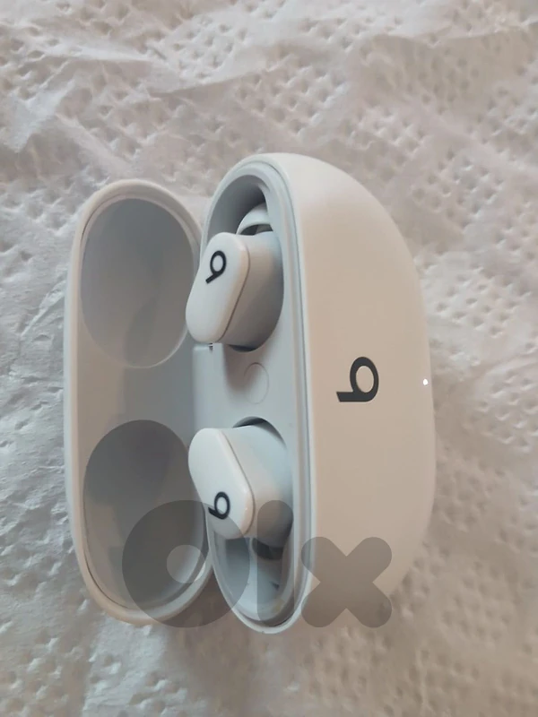 Studio Beats buds ١٠٠ شغالةب ١٠٠ بس وحدة منهم ناقصة فلتر