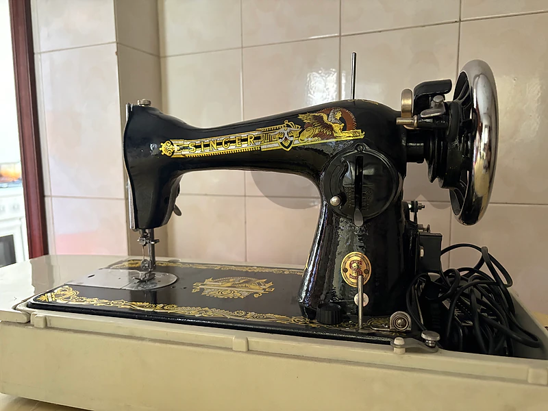 sewing machine (2009) never been used