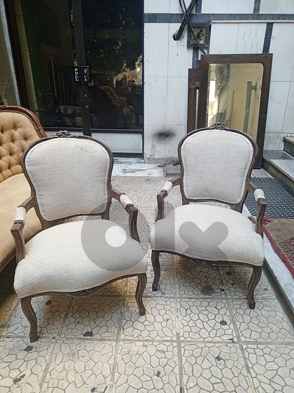 2 white Bergere