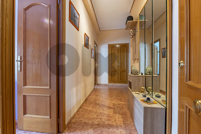 Spain get your residency! Valencia apartment in a highly sought-after area 009275