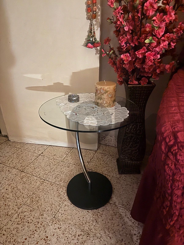 طاولة من زجاج مع طاولتين صغار