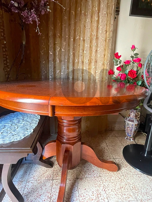 طاولة خشب